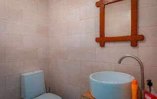Гостевой дом Dzveli Galavani Телави Трехместный номер с собственной ванной комнатой-2